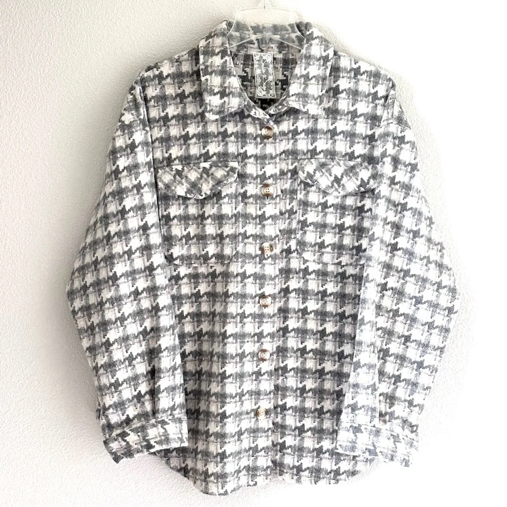 Sadie & Sage Lesley Gray and Cream Houndstooth Shacket - Picture 2 of 3